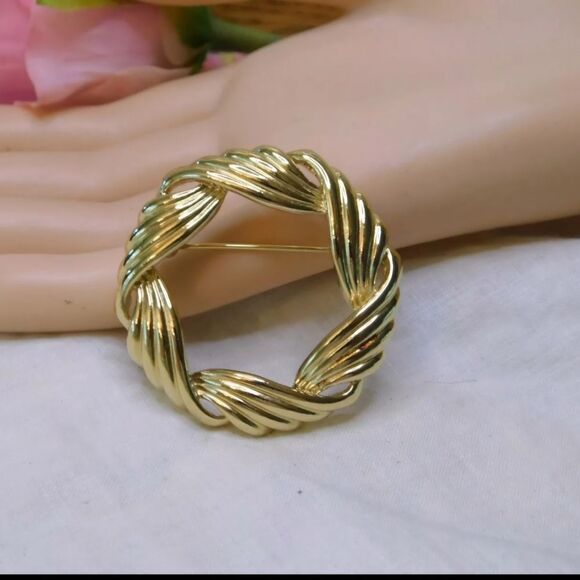 Trifari Gold tone Round Wreath Brooch Vintage Signed Pin - Picture 4 of 5